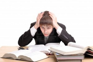 5723897-un-adolescente-estudiar-duro-para-el-examen