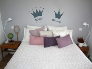 dormitorio decorado con vinilos
