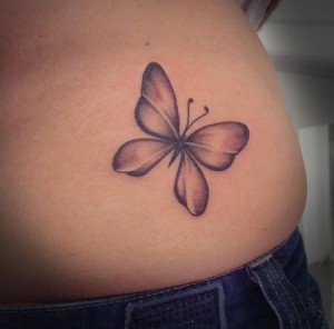 Tatuaje-mariposa-petalos