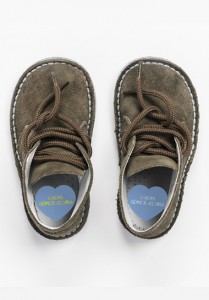 foto zapatos de niño con etiqueta personalizada con su nombre para marcar los zapatos con pegatinas adhesivas