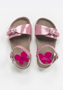 foto de zapatos de niña con pegatinas personalizadas con su nombre para marcar los zapatos y que no se pierdan