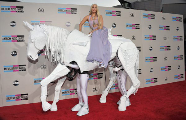 lady-gaga-versace-horse-ama-awards-2013-ftr-1