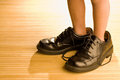 zapatos-grandes-llenar-pies-del-niño-en-zapatos-negros-grandes-5209950
