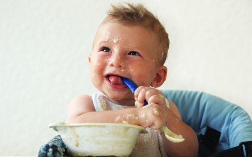 Tu hijo juega con la comida Aprenderá más