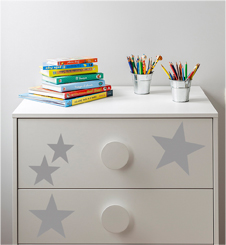 Mueble decorado con vinilos de estrellas plateadas