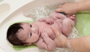 Cómo lavar el pene del bebé
