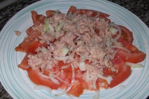 Atún con cebolla y tomate