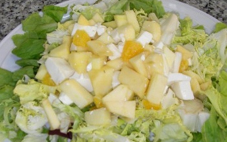 Ensalada de queso y manzana
