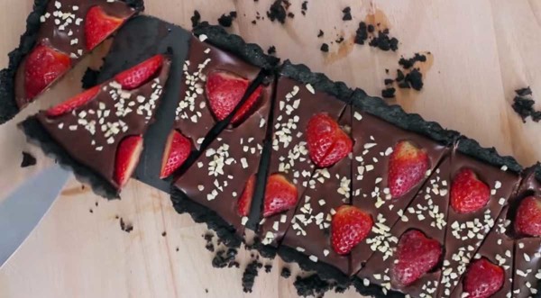 Tarta de oreo con fresas sin horno